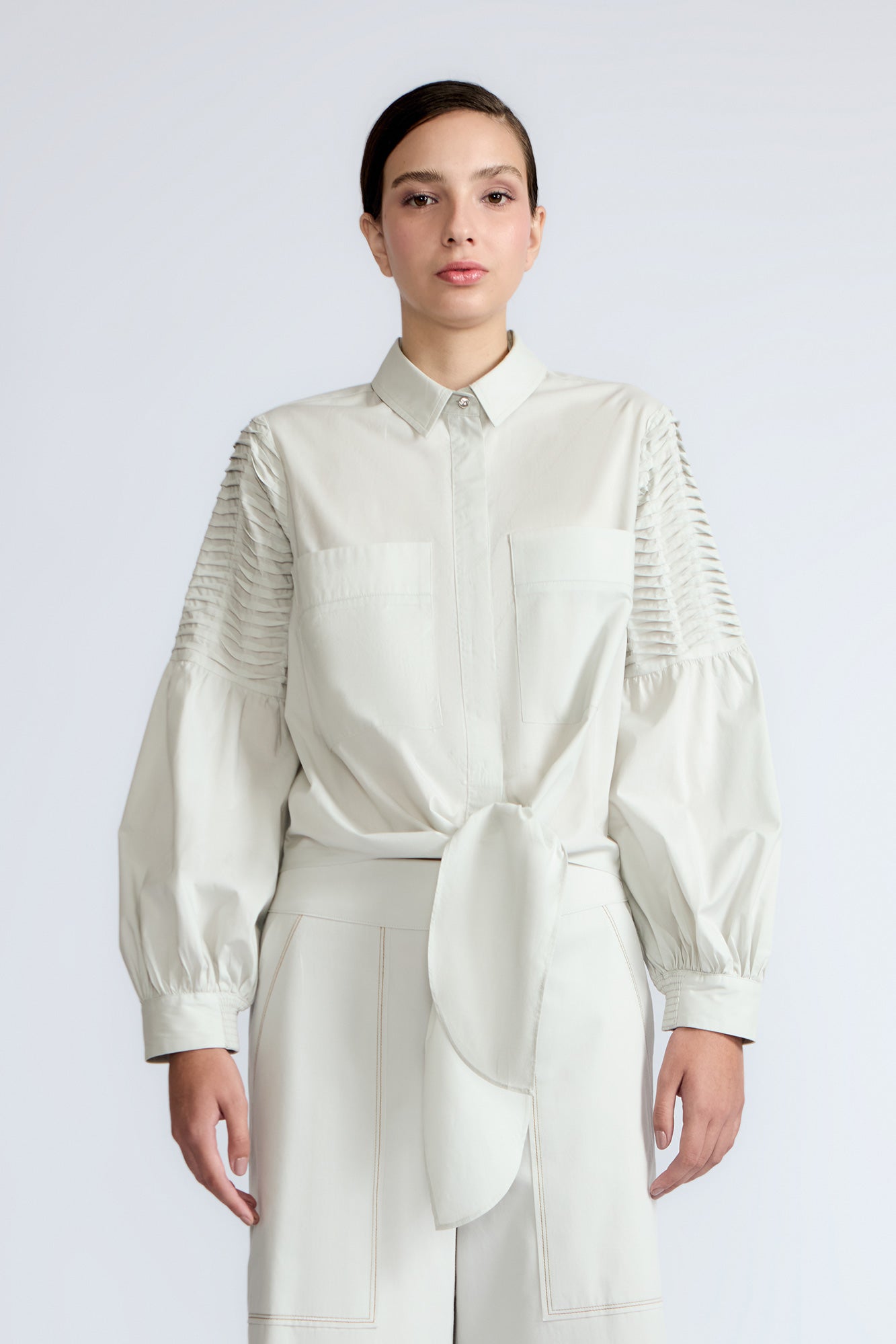 Ansley Blouse in Silver – Boho-inspired cotton blouse with patch pockets, balloon sleeves, and front tie.