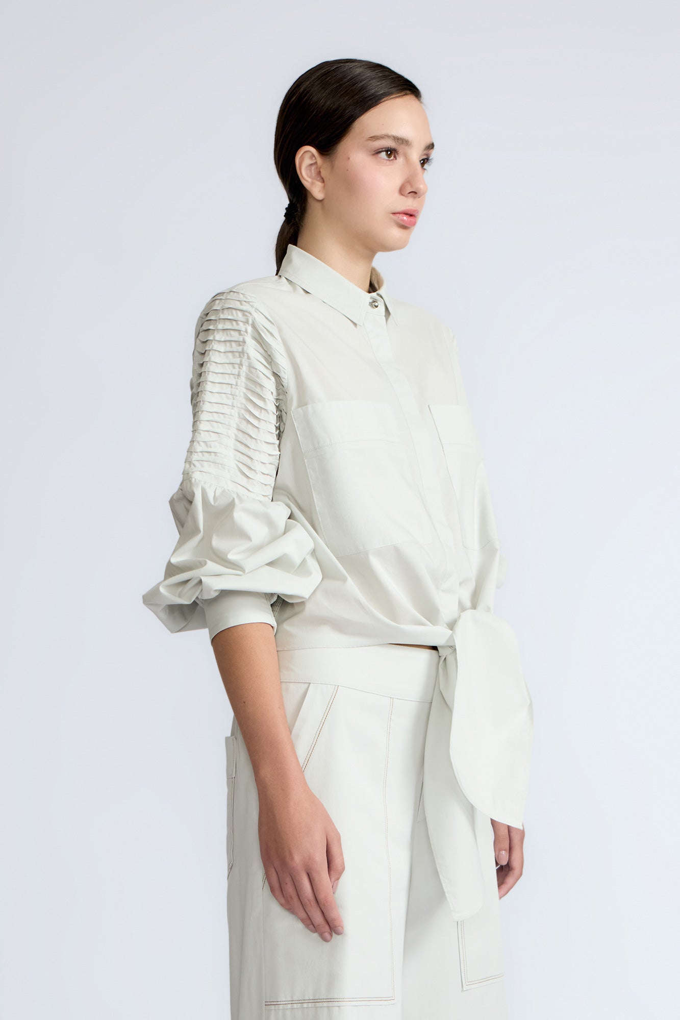 Ansley Blouse in Silver – Boho-inspired cotton blouse with patch pockets, balloon sleeves, and front tie.