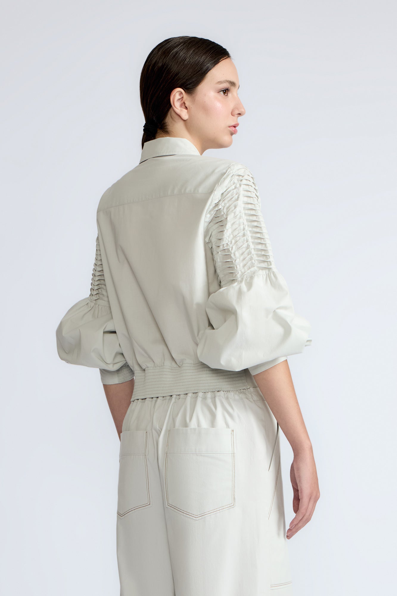 Ansley Blouse in Silver – Boho-inspired cotton blouse with patch pockets, balloon sleeves, and front tie.