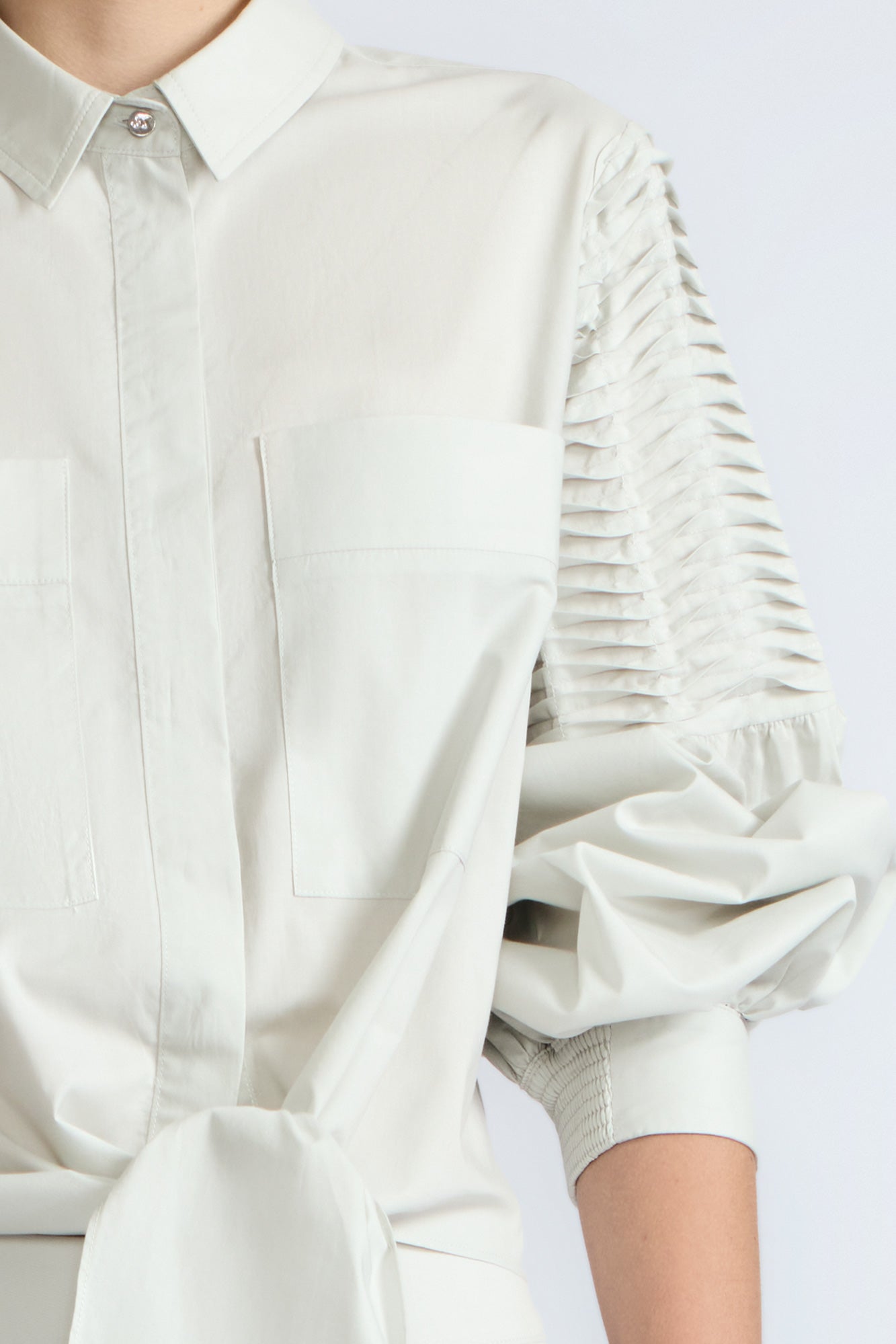 Ansley Blouse in Silver – Boho-inspired cotton blouse with patch pockets, balloon sleeves, and front tie.