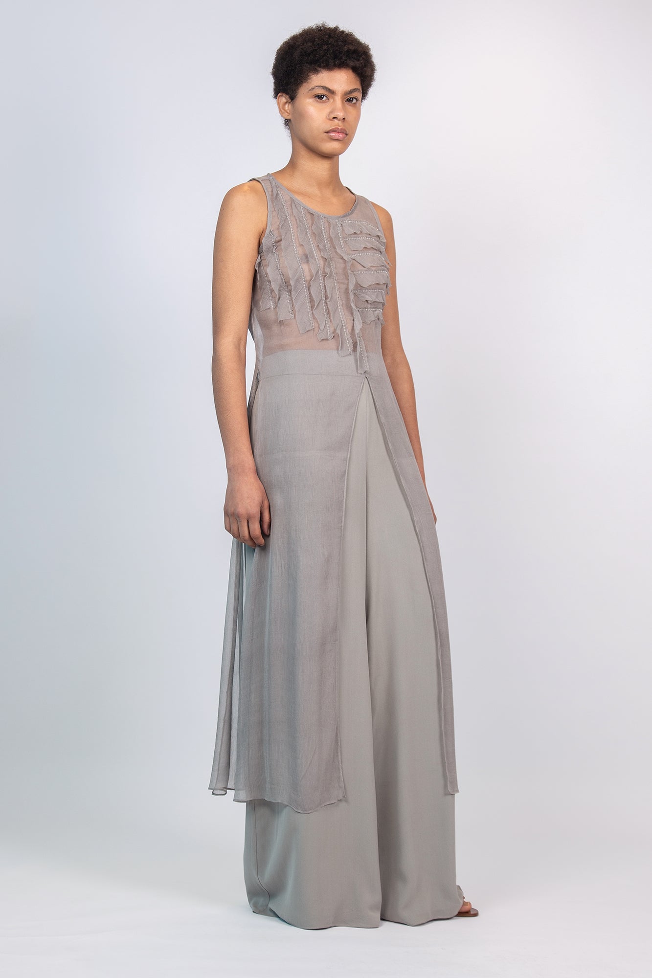 Be Blouse in Silver – Sleeveless Silk Blouse with Round Neckline | Sitka Semsch