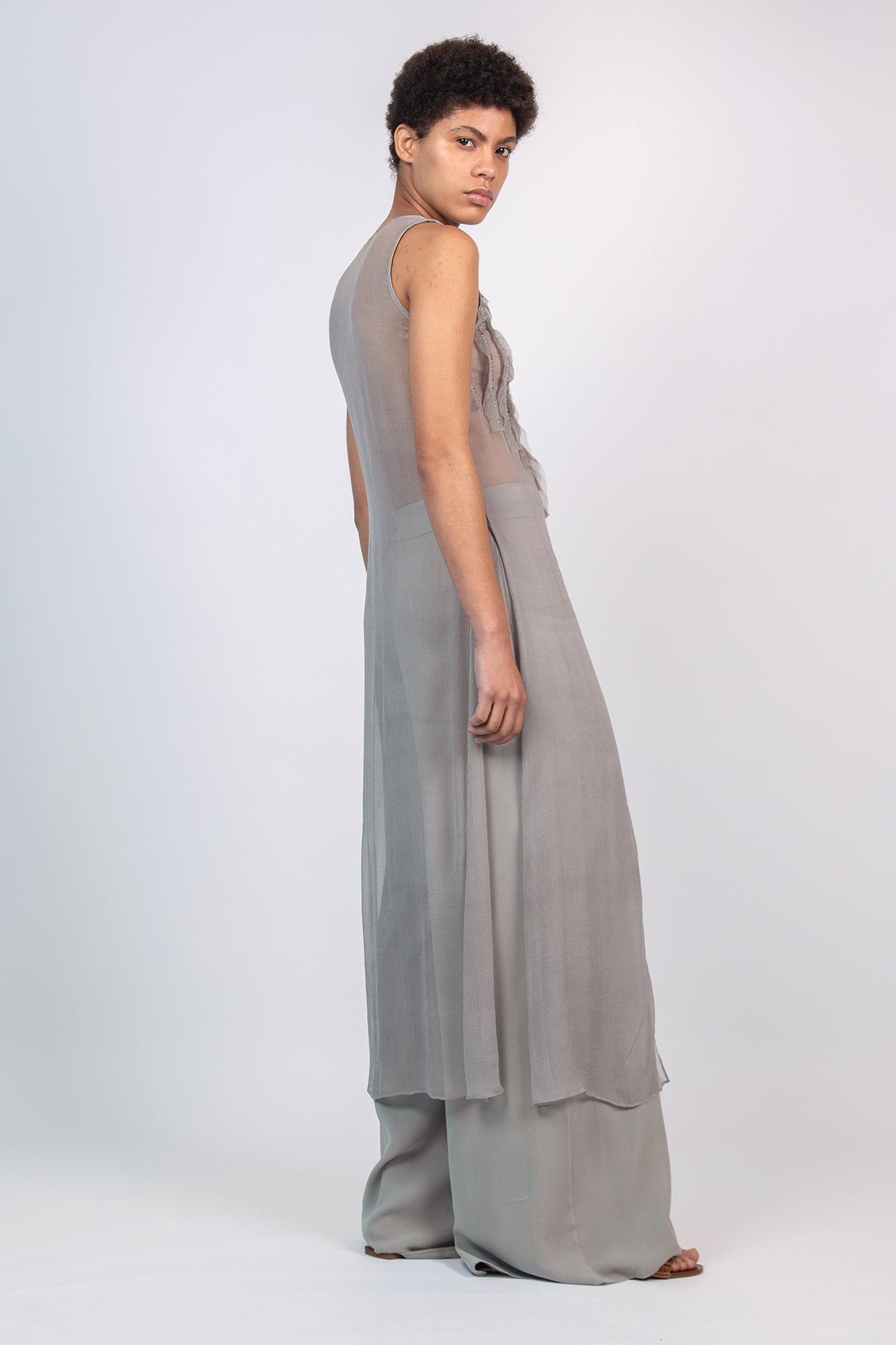 Be Blouse in Silver – Sleeveless Silk Blouse with Round Neckline | Sitka Semsch