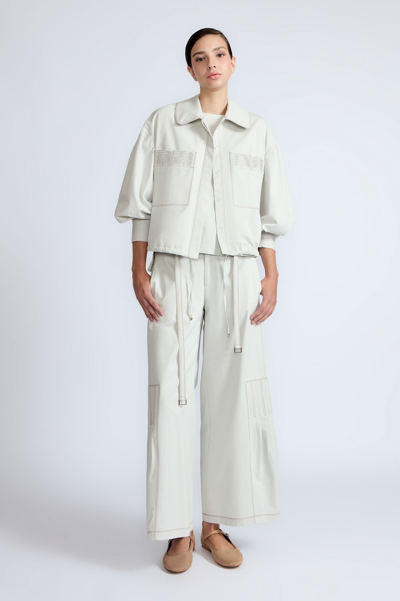 Gwen Jacket in Silver – Cropped cotton jacket with structured pleats, patch pockets, and a modern cut.