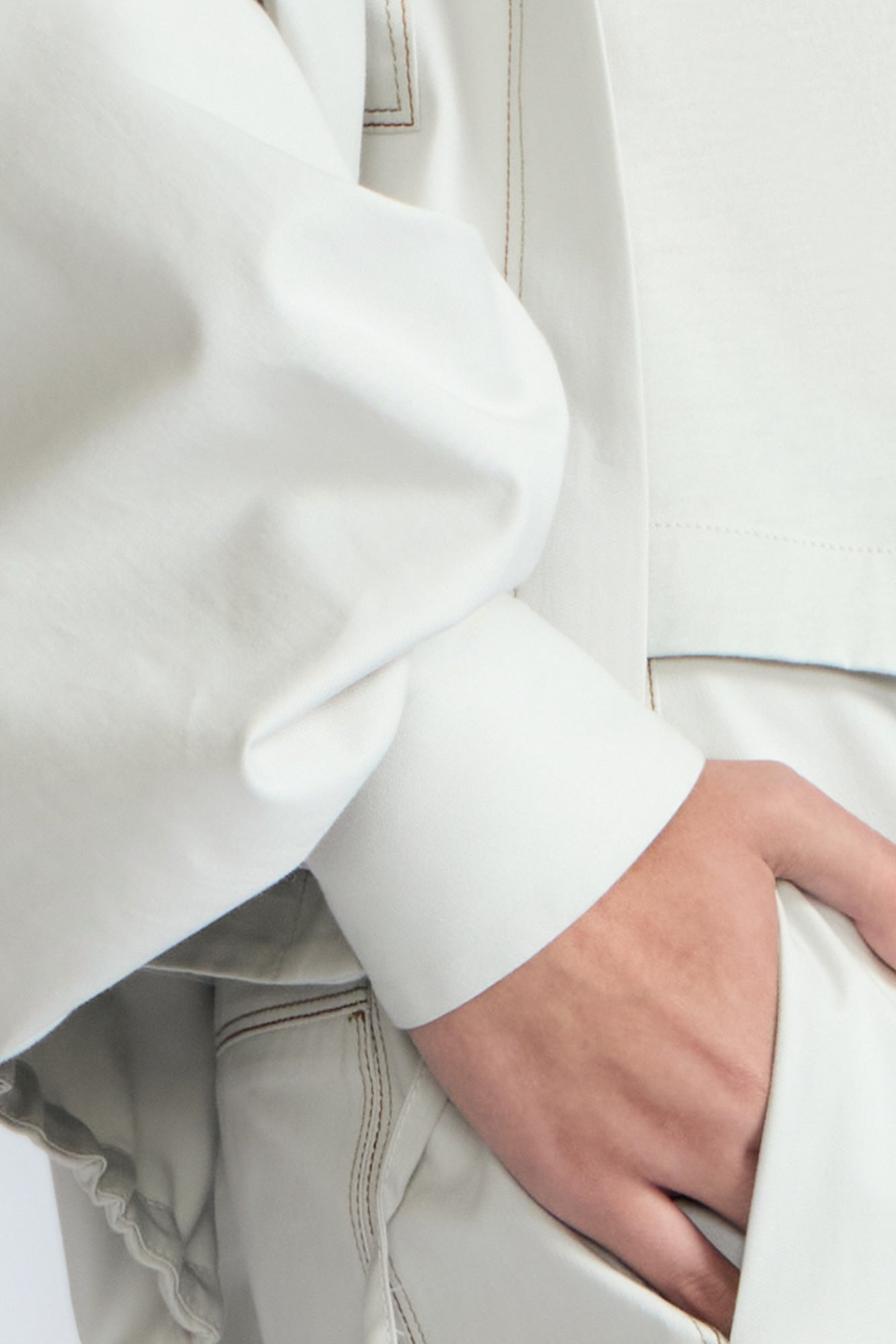Gwen Jacket in Silver – Cropped cotton jacket with structured pleats, patch pockets, and a modern cut.