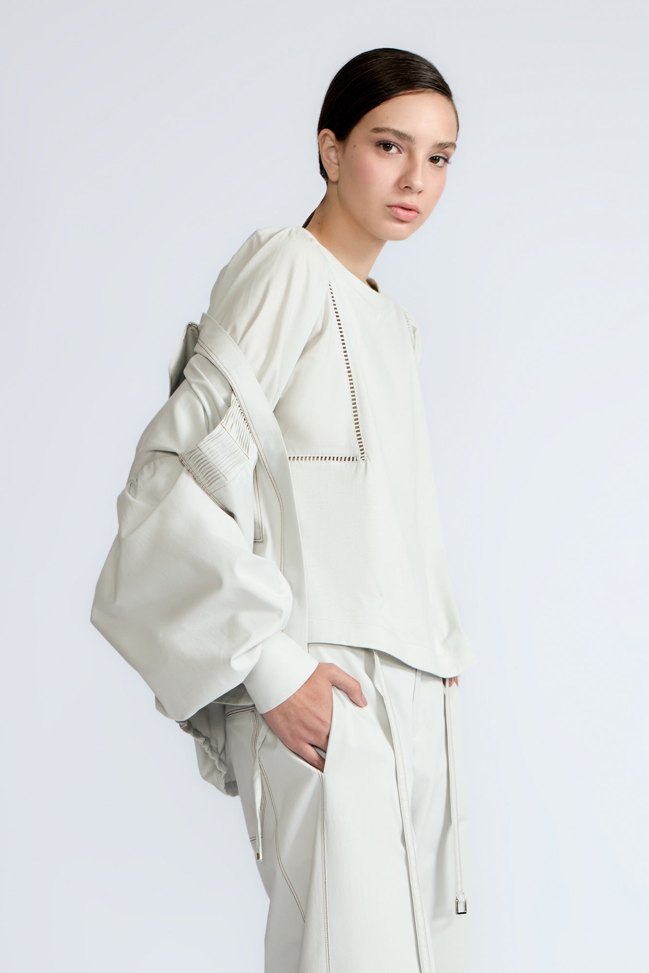 Gwen Jacket in Silver – Cropped cotton jacket with structured pleats, patch pockets, and a modern cut.