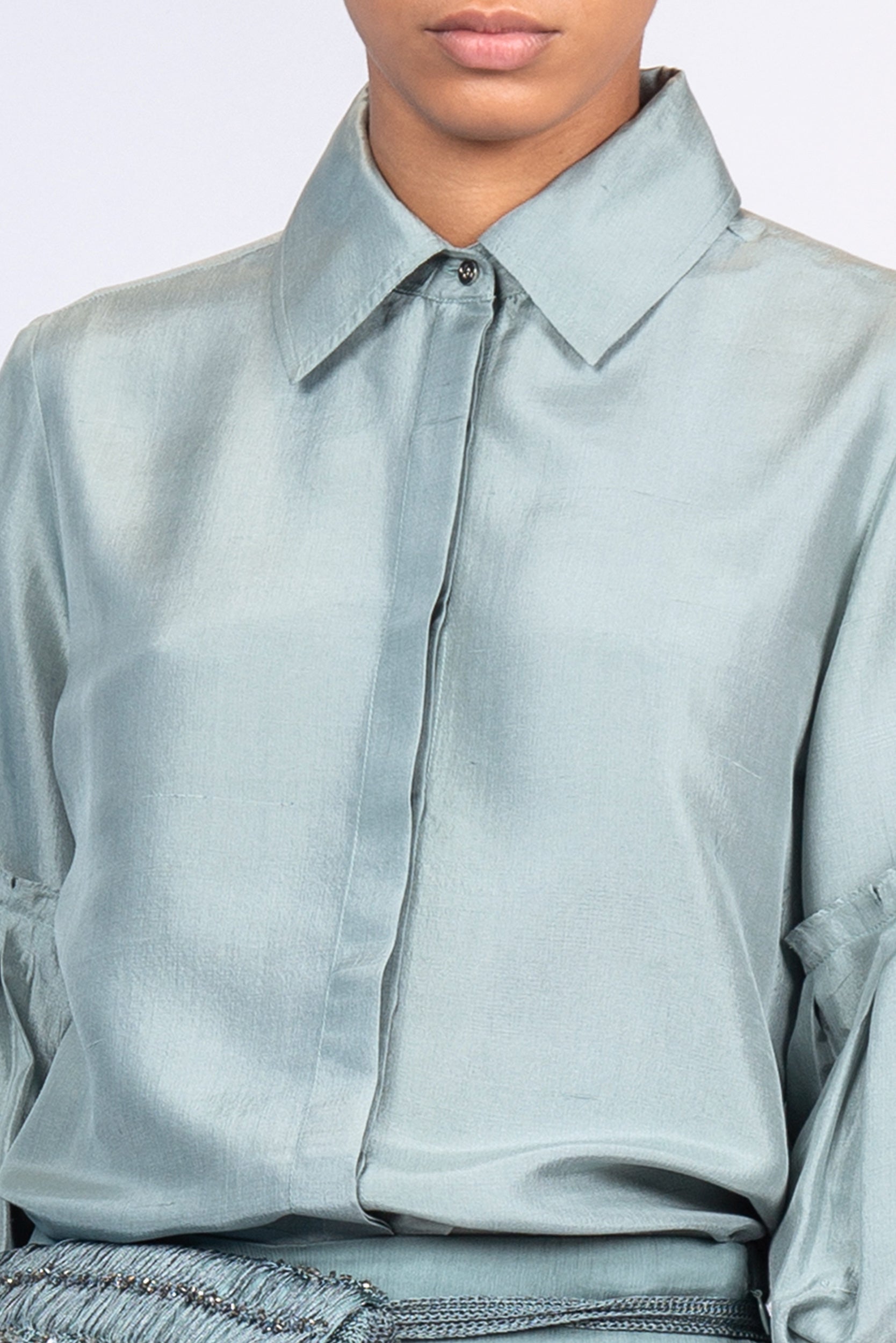 Sierra silk blouse in dark green with a sleek collar and balloon sleeves