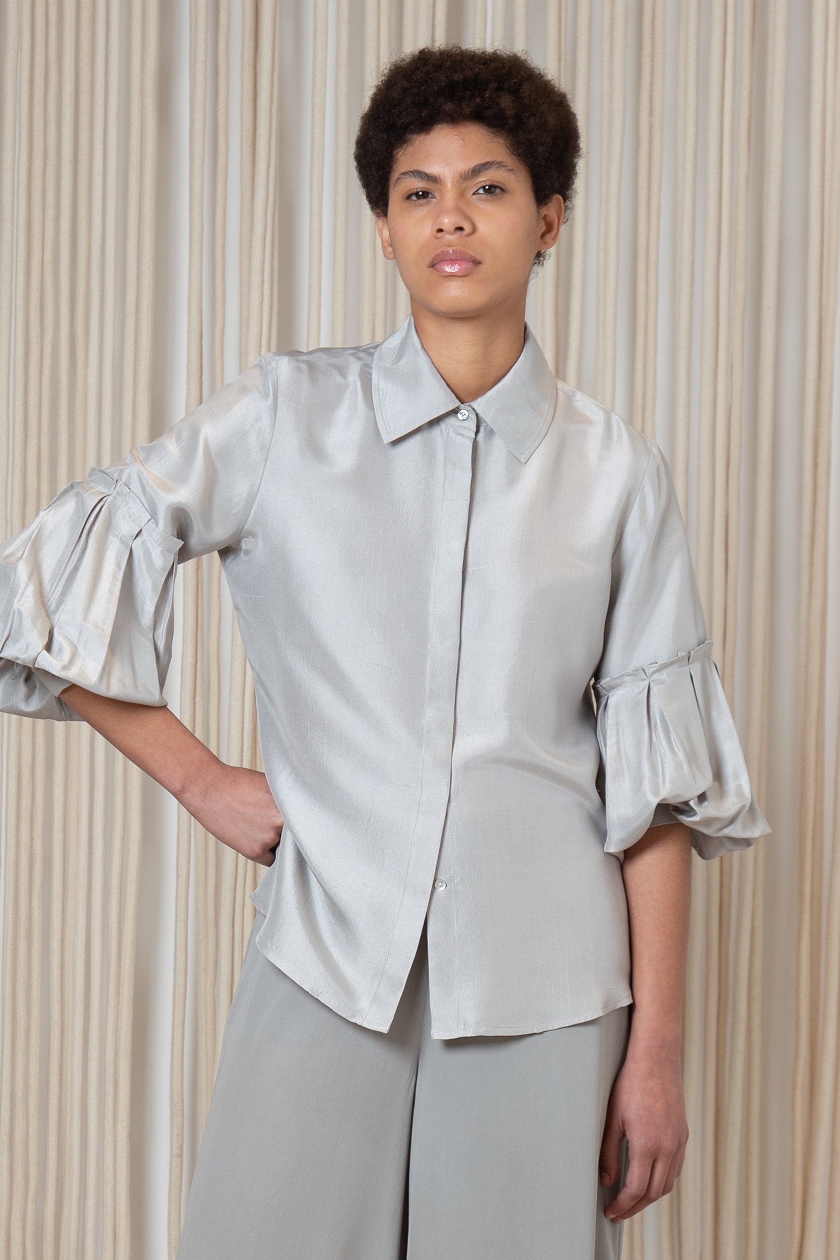 Sierra silk blouse in silver with balloon sleeves and hidden buttons