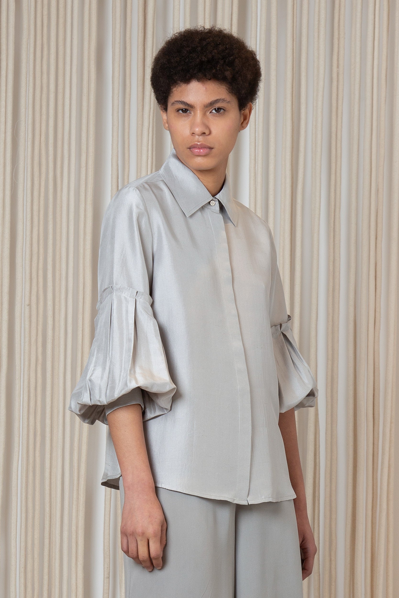Sierra silk blouse in silver with balloon sleeves and hidden buttons