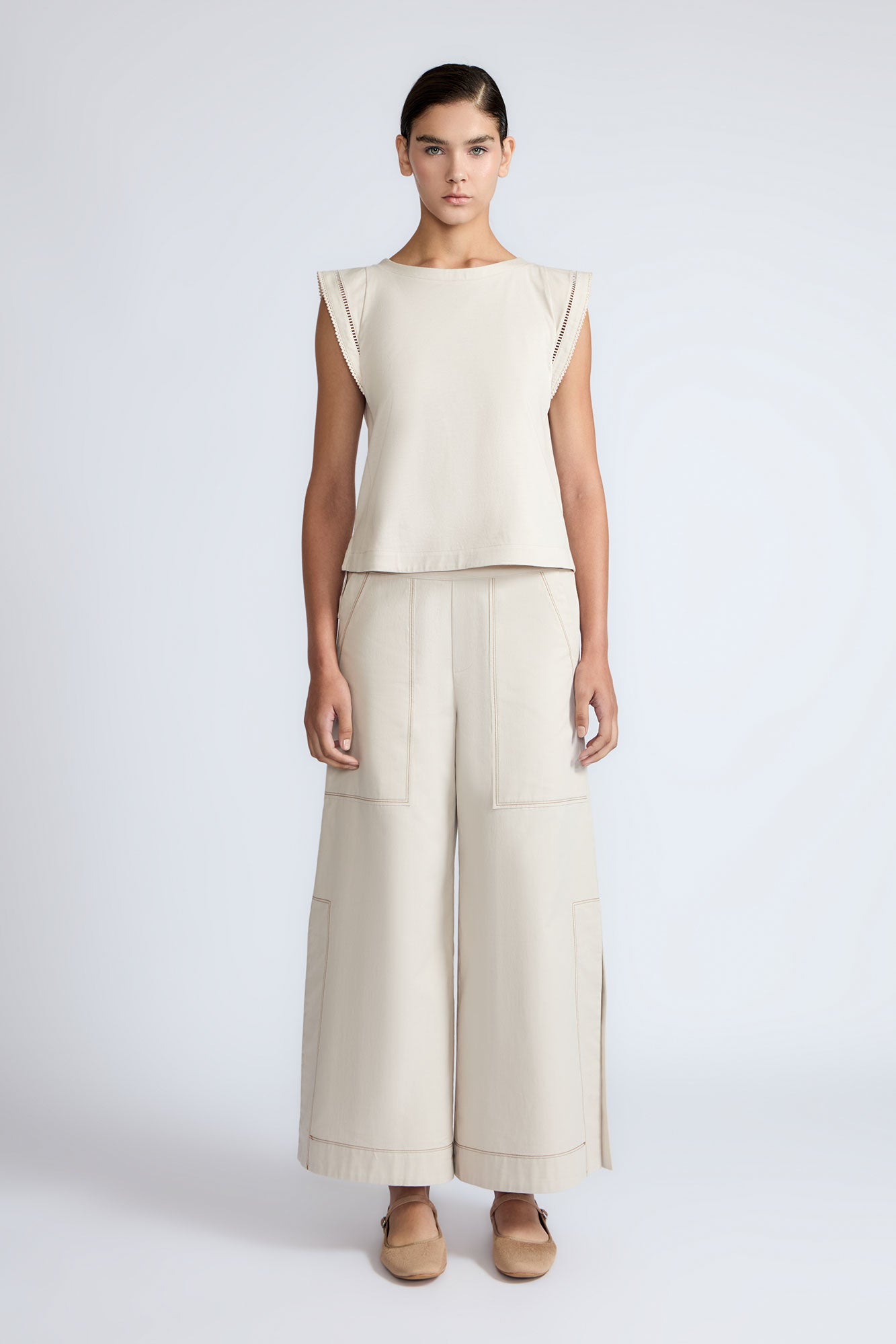 Zoe Pant in Prestine – High-waisted wide-leg pants in 100% cotton with patch pockets and side vents.