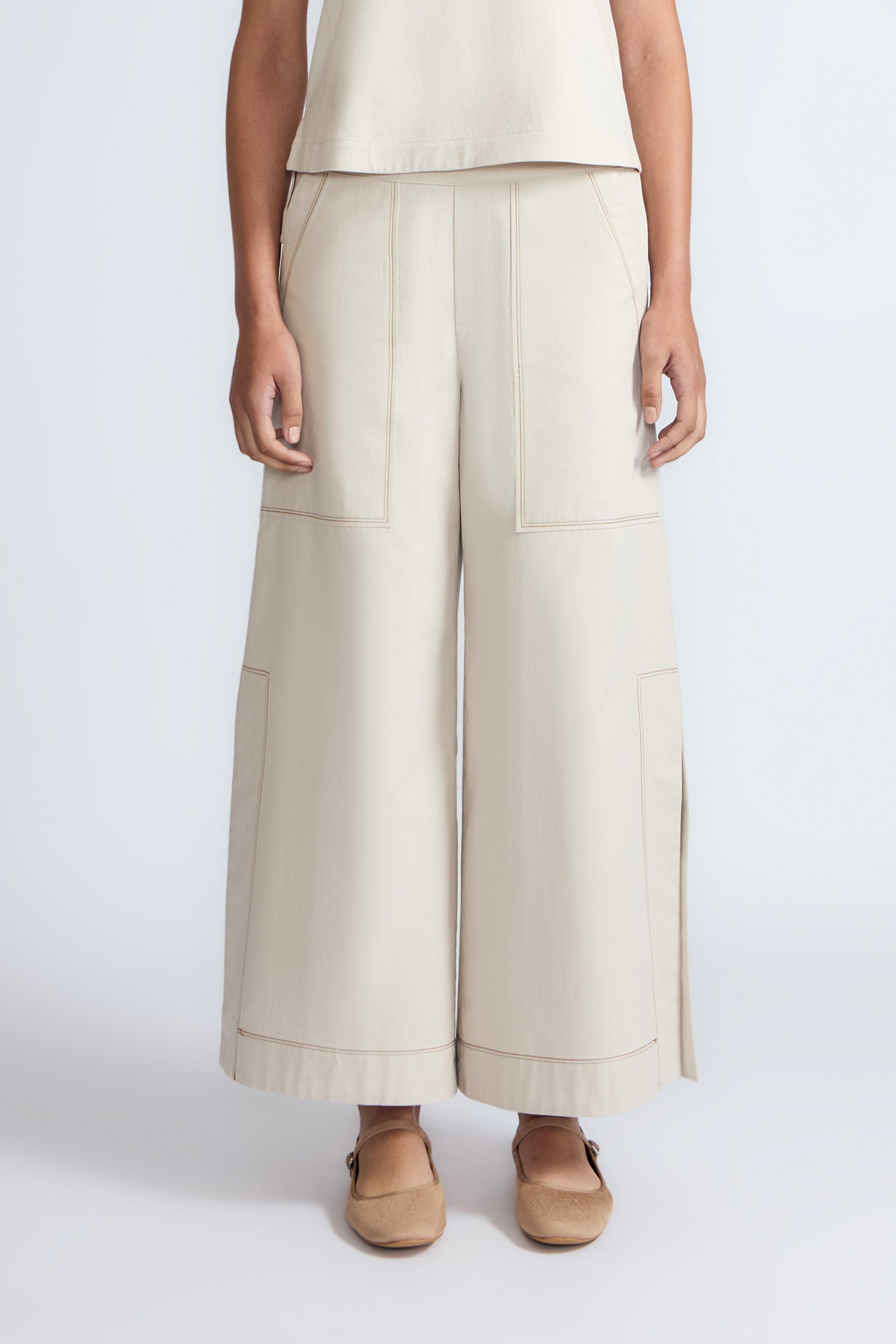 Zoe Pant in Prestine – High-waisted wide-leg pants in 100% cotton with patch pockets and side vents.