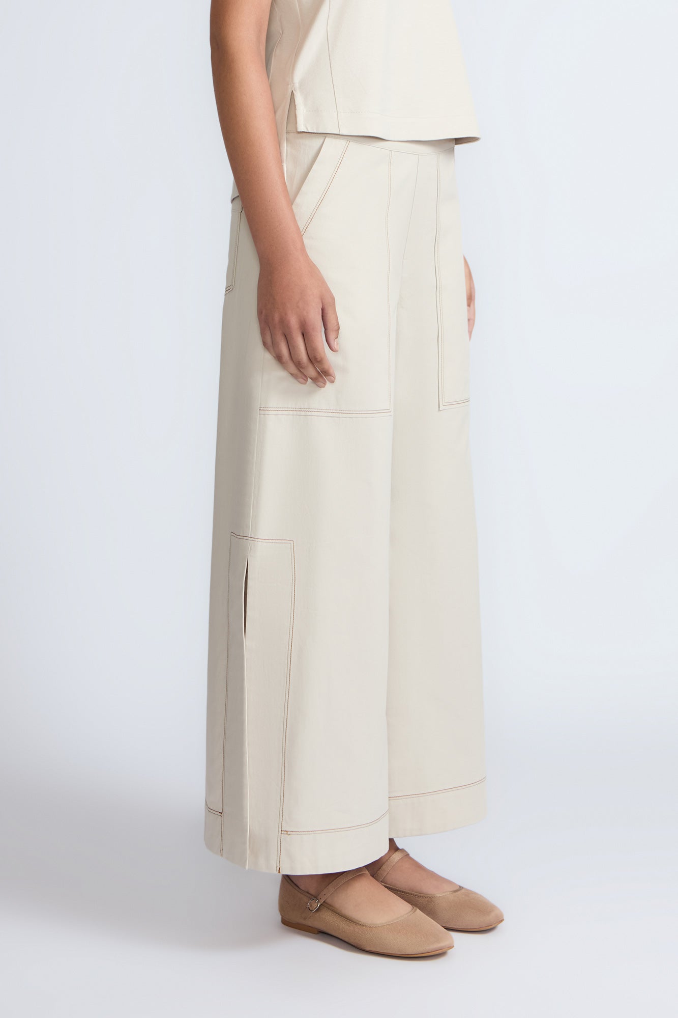 Zoe Pant in Prestine – High-waisted wide-leg pants in 100% cotton with patch pockets and side vents.