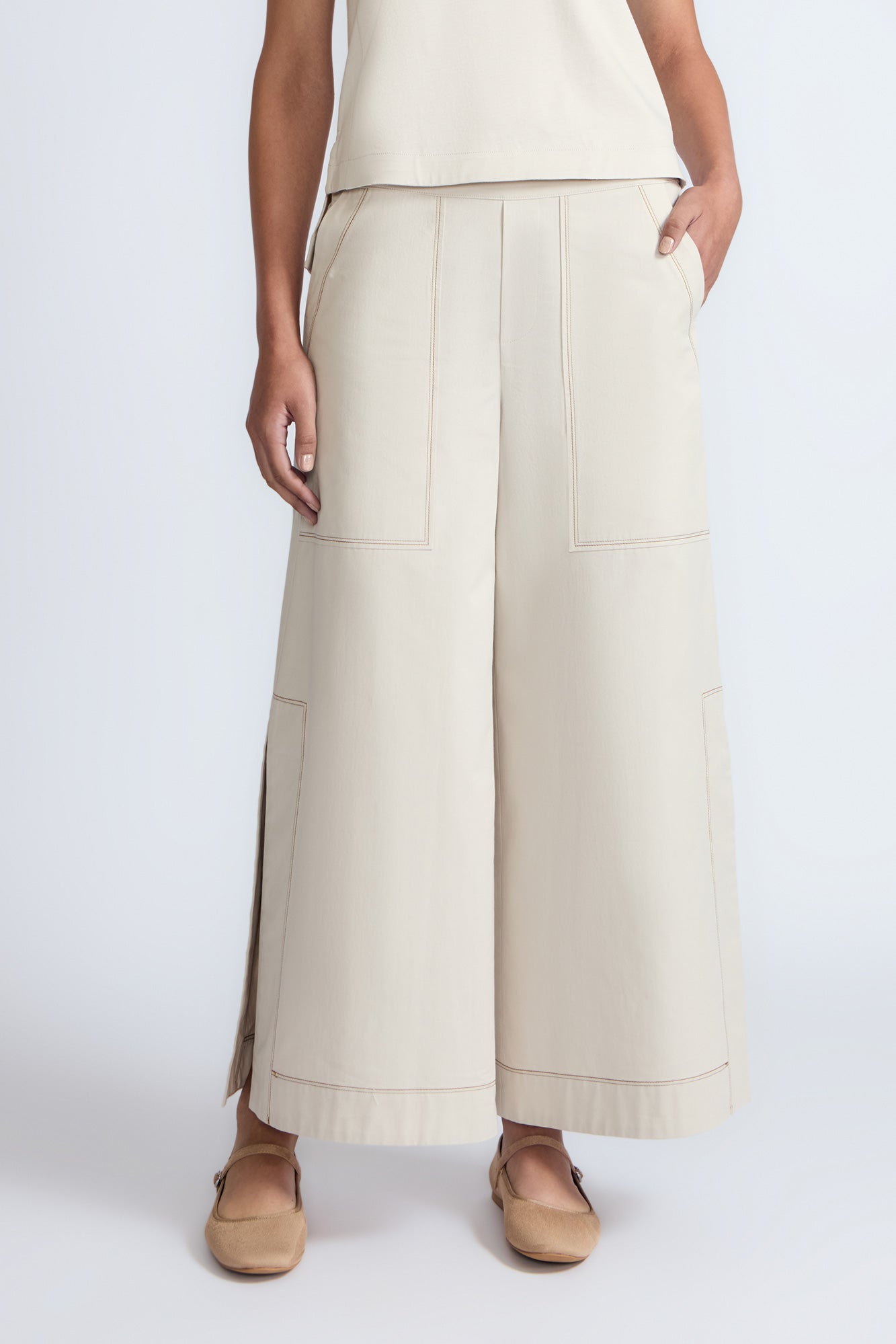 Zoe Pant in Prestine – High-waisted wide-leg pants in 100% cotton with patch pockets and side vents.