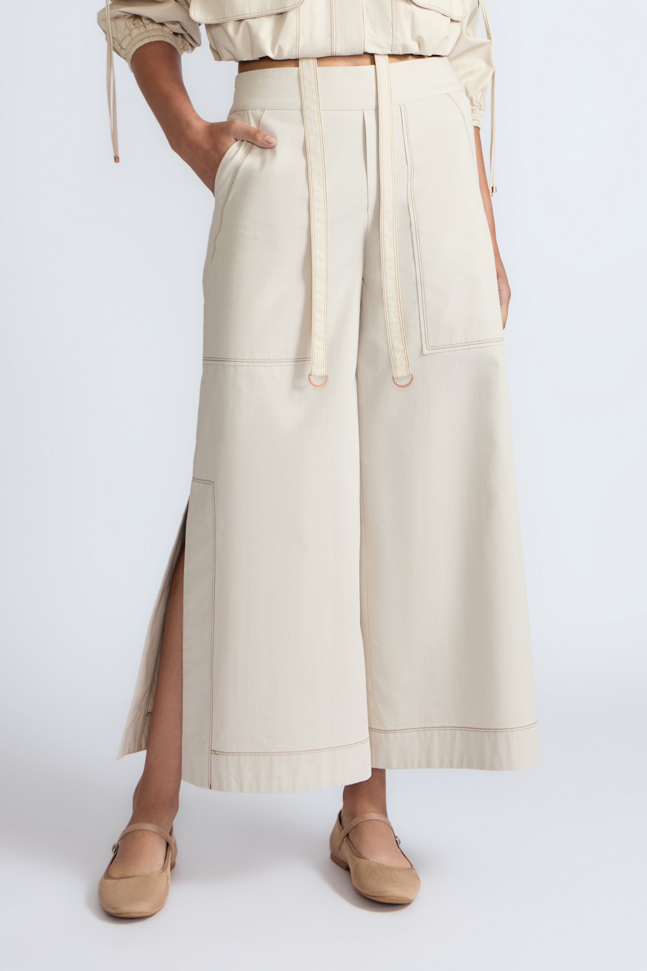 Zoe Pant in Prestine – High-waisted wide-leg pants in 100% cotton with patch pockets and side vents.