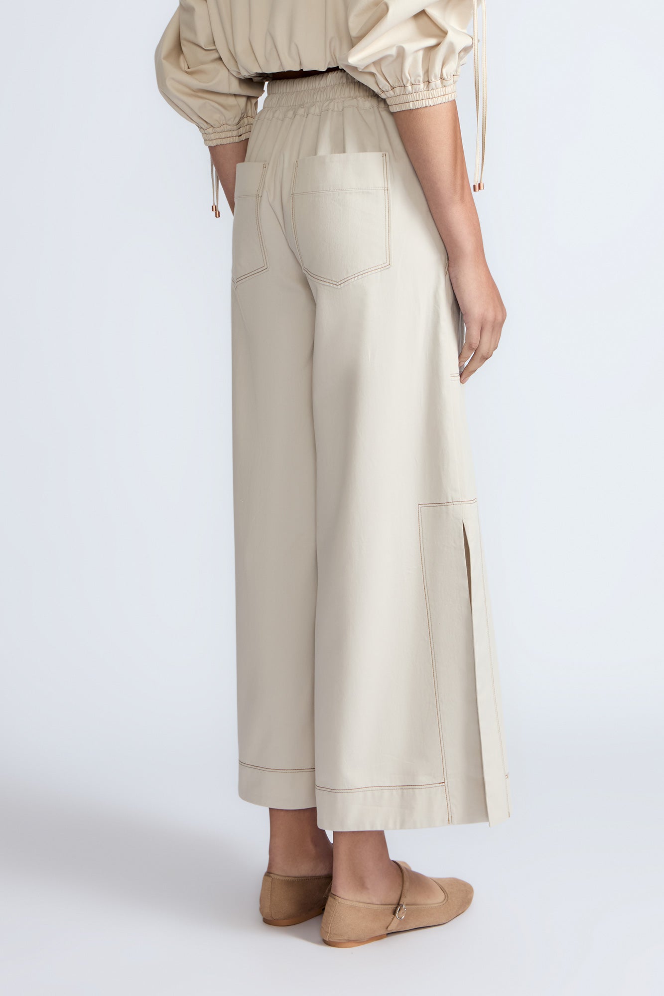 Zoe Pant in Prestine – High-waisted wide-leg pants in 100% cotton with patch pockets and side vents.