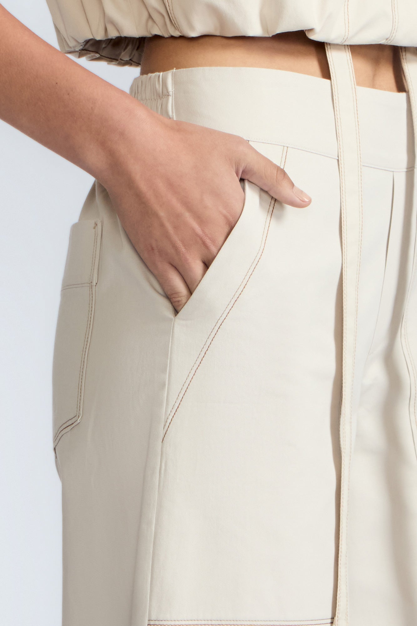 Zoe Pant in Prestine – High-waisted wide-leg pants in 100% cotton with patch pockets and side vents.