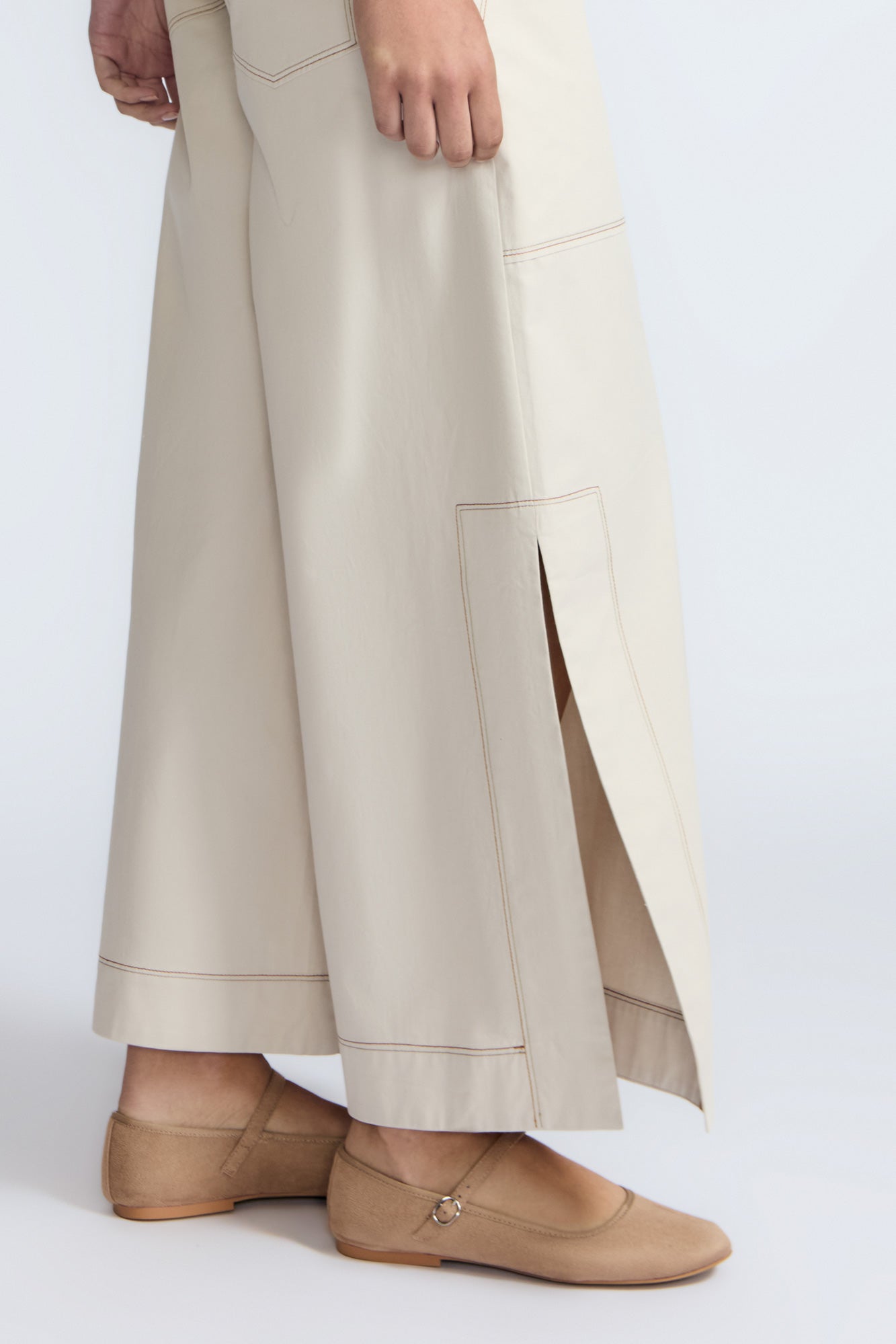 Zoe Pant in Prestine – High-waisted wide-leg pants in 100% cotton with patch pockets and side vents.