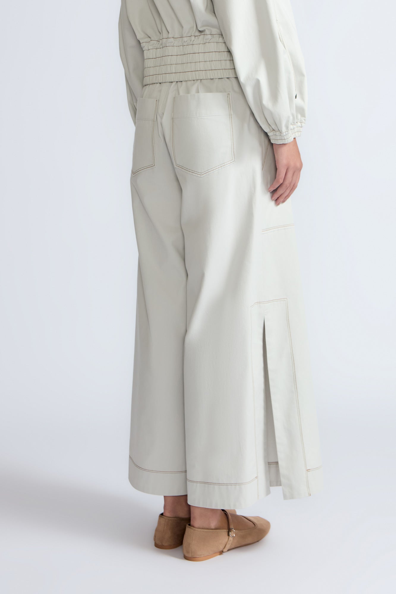 Zoe Pant in Silver – High-waisted cotton pants with front and back patch pockets, wide legs, contrast stitching, and side vents.