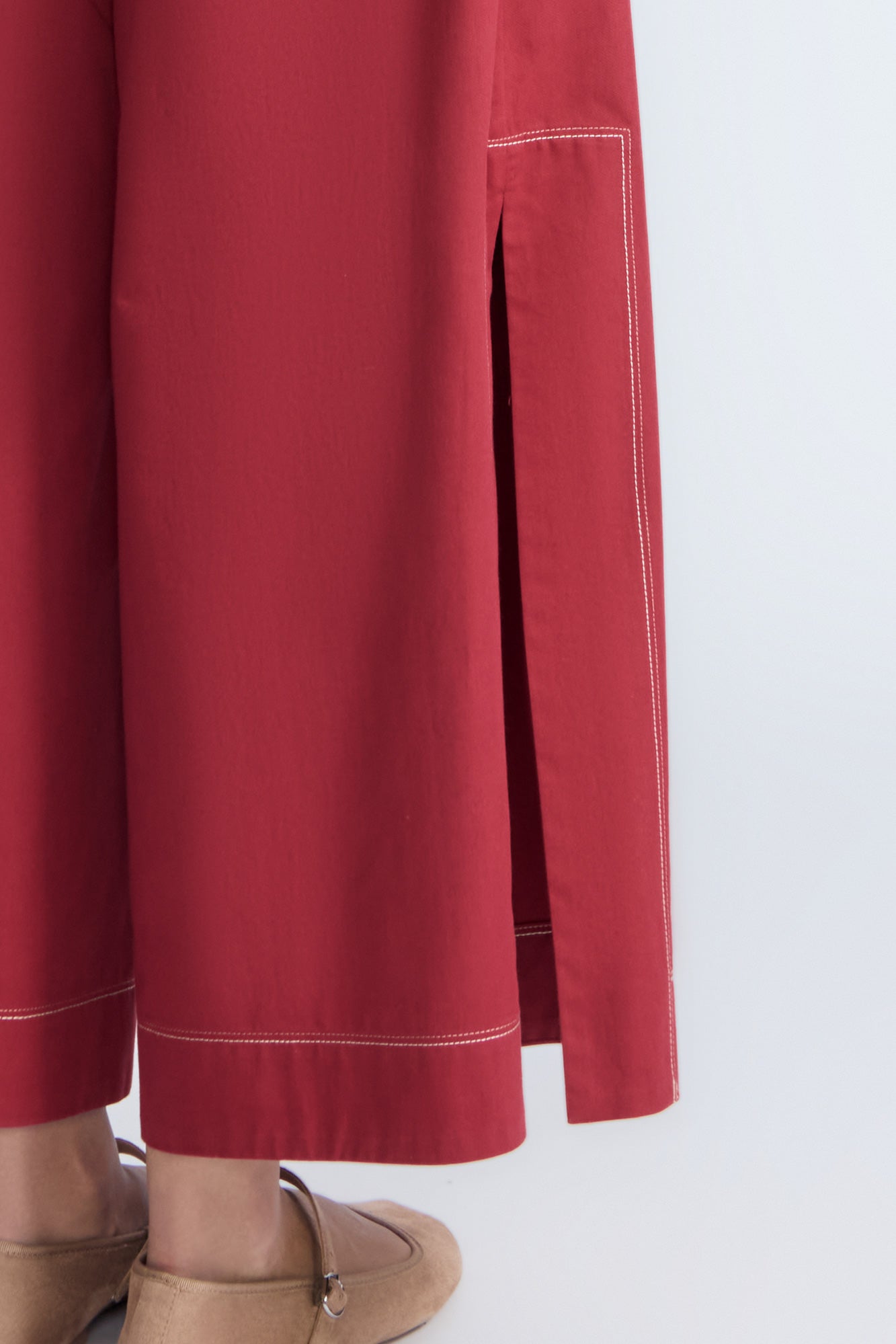 Zoe Pant in Wine – High-waisted wide-leg pants with front and back patch pockets, contrast stitching, and side vents.