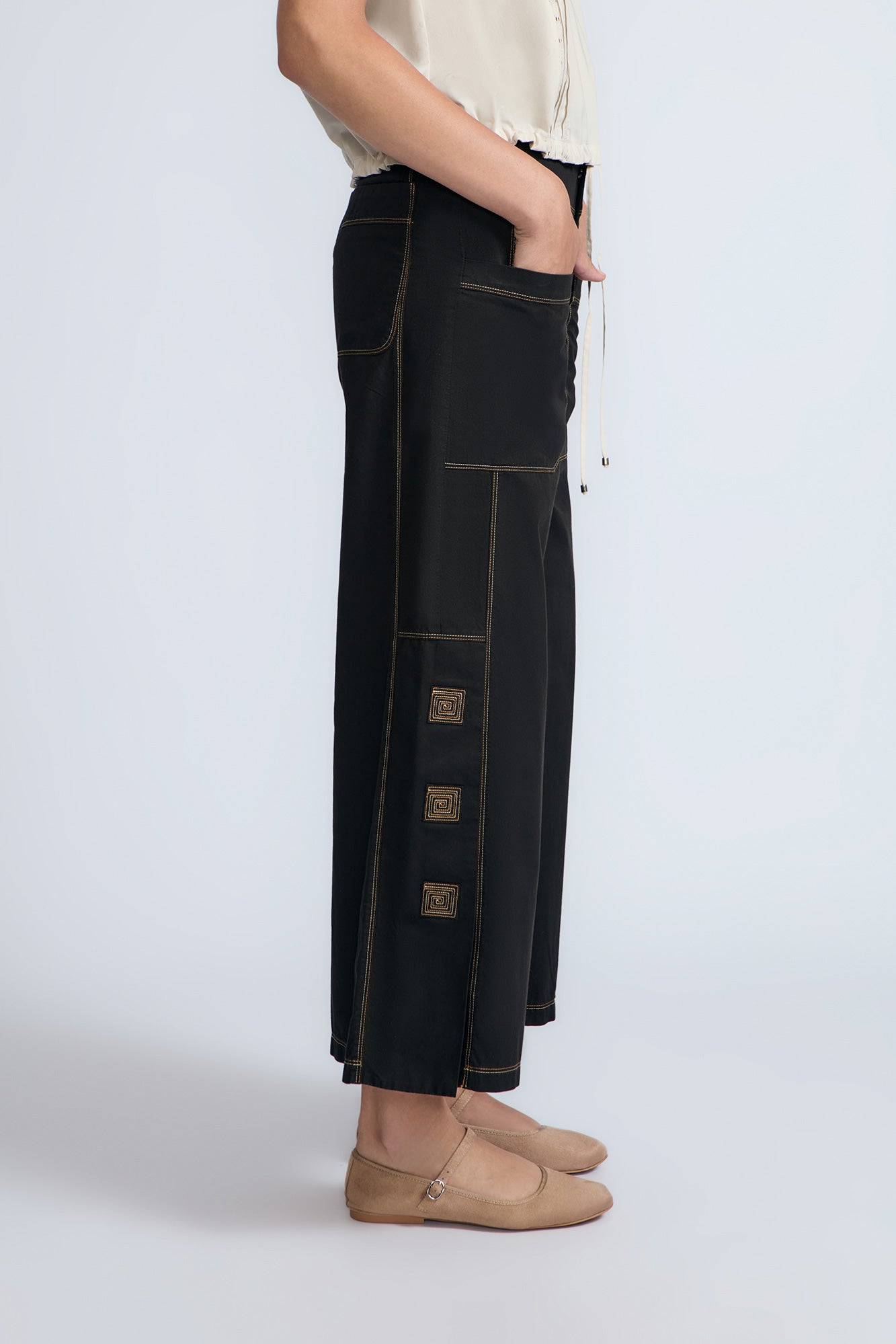 Aliana high-waisted palazzo pants in 100% cotton, featuring front and back patch pockets, side vents with button details, and contrast stitching.