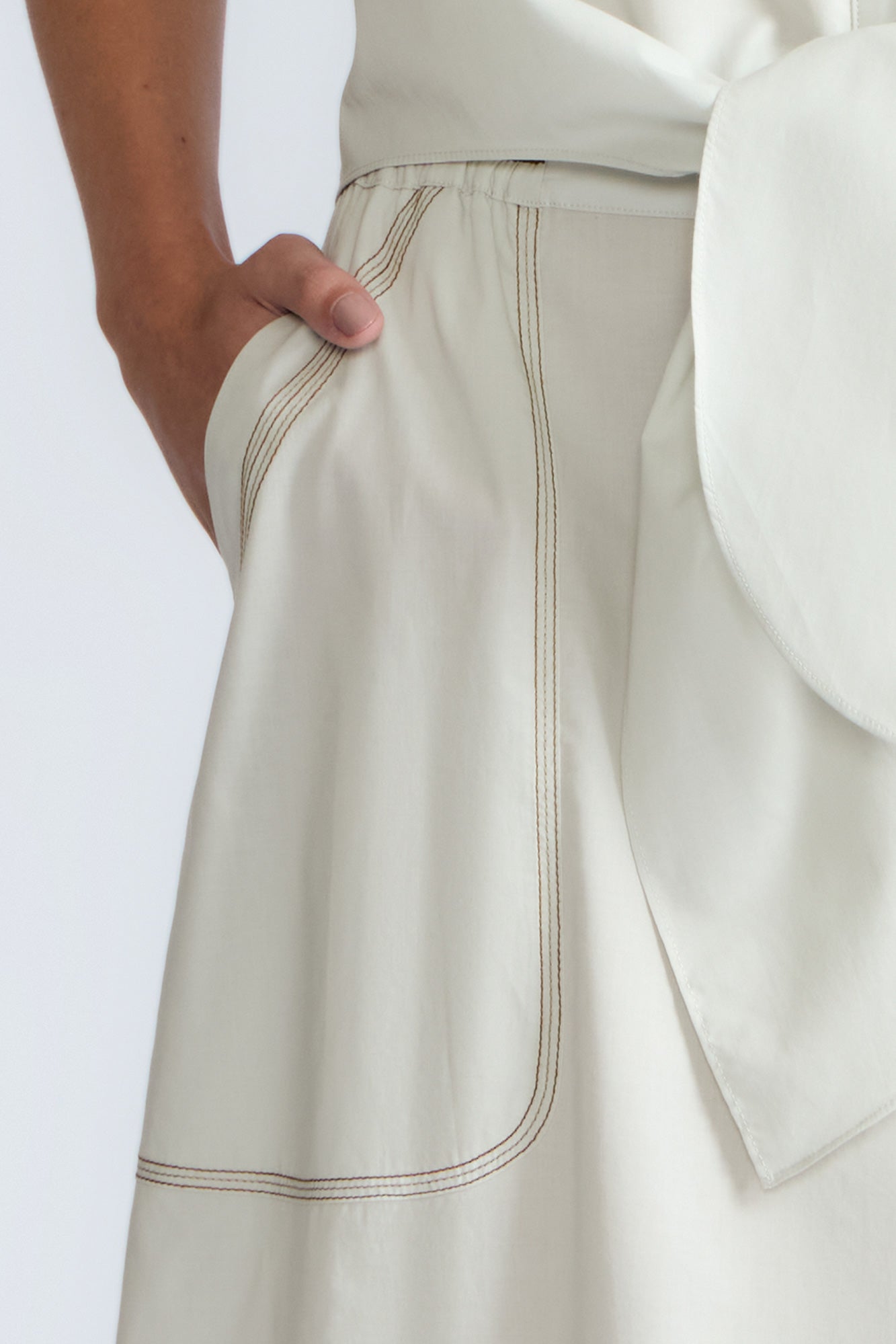 Eden Skirt in Silver – Cotton midi skirt with ruffled hem, patch pockets, and elasticized waistband at the back.