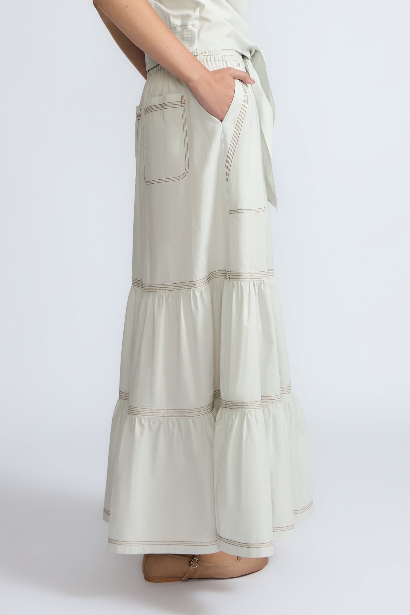 Eden Skirt in Silver – Cotton midi skirt with ruffled hem, patch pockets, and elasticized waistband at the back.