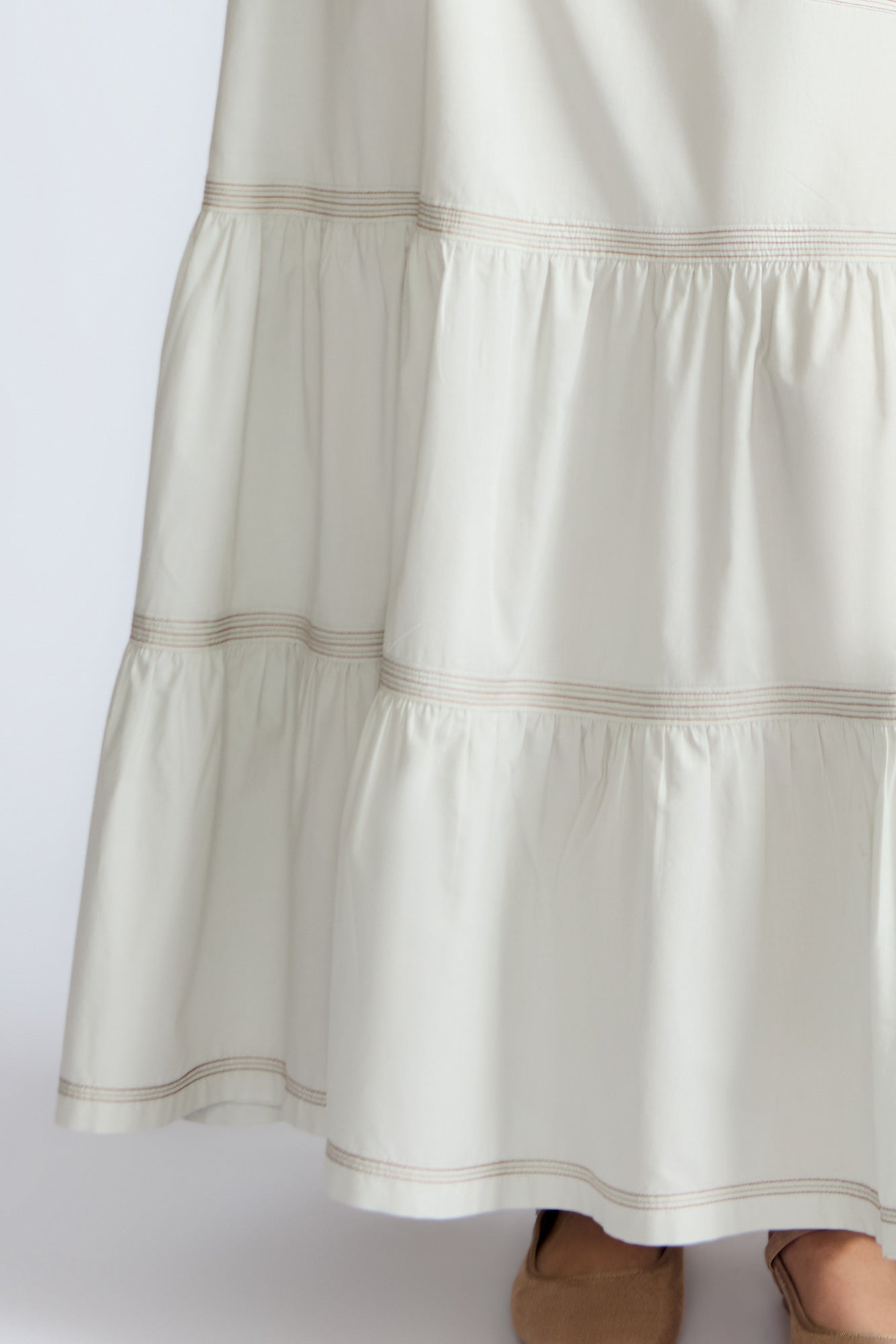 Eden Skirt in Silver – Cotton midi skirt with ruffled hem, patch pockets, and elasticized waistband at the back.