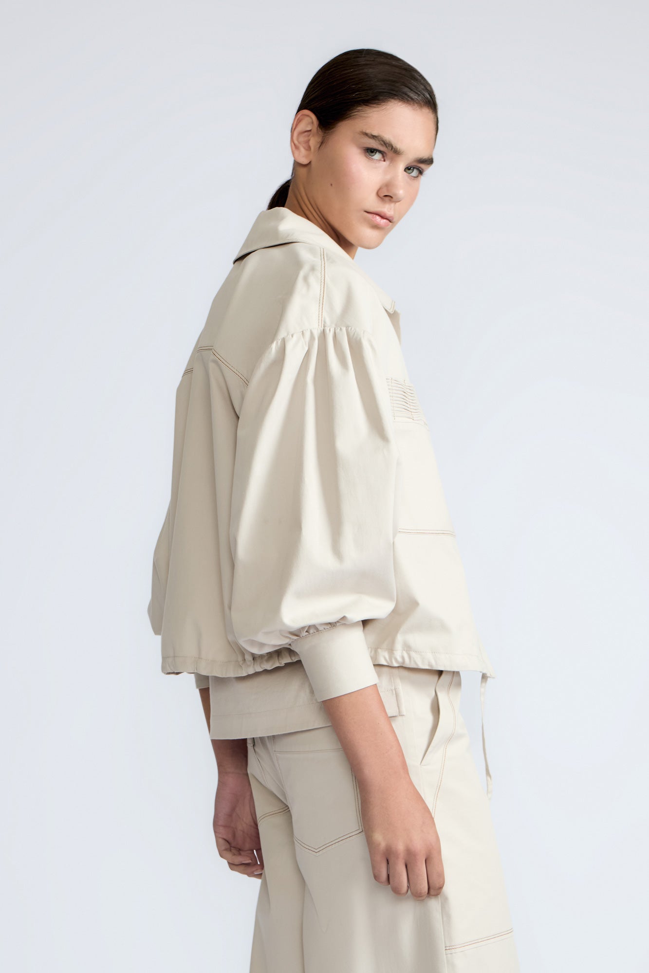 Gwen Jacket in Prestine – Elegant cropped cotton jacket with patch pockets and front pleats for added structure.