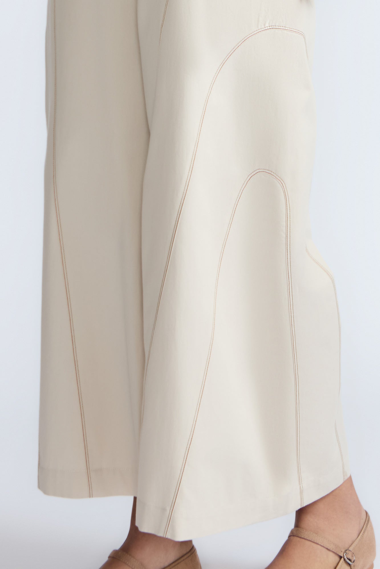 Kyla Pant in Prestine – 100% cotton palazzo pants with wide-leg silhouette and contrasting thread details on pockets and legs.