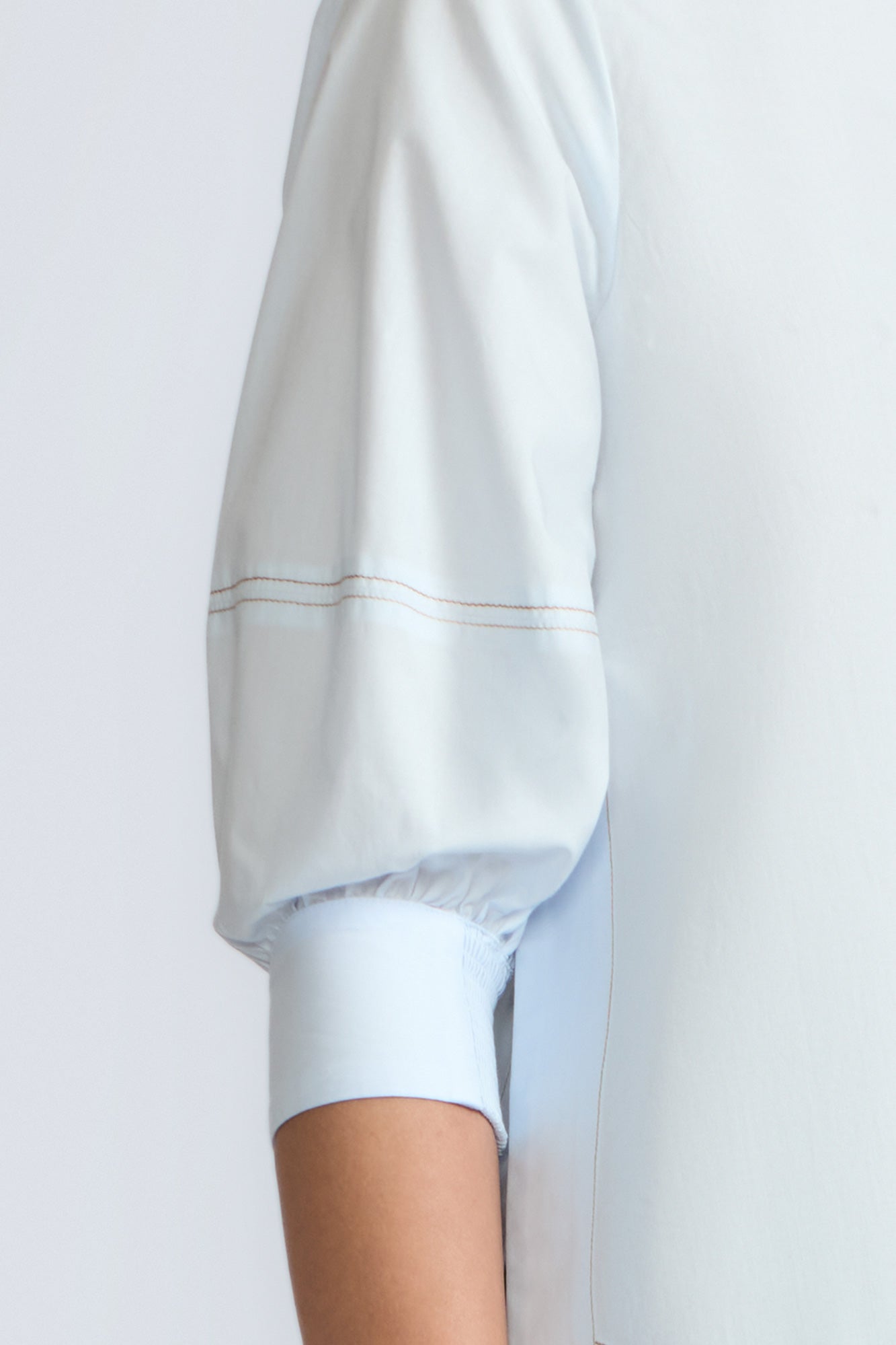 Lina Blouse in Light Blue – Cotton shirt with shirt collar, hidden button closure, ¾ balloon sleeves, and elastic cuffs.