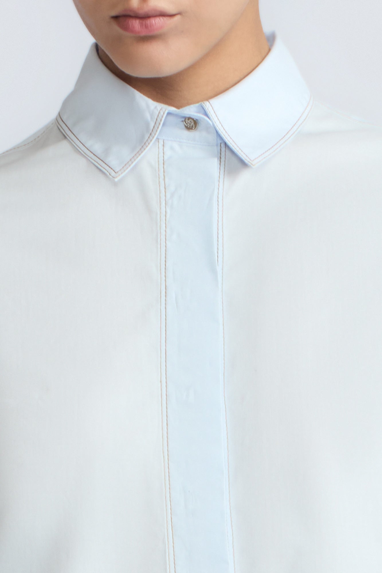 Lina Blouse in Light Blue – Cotton shirt with shirt collar, hidden button closure, ¾ balloon sleeves, and elastic cuffs.
